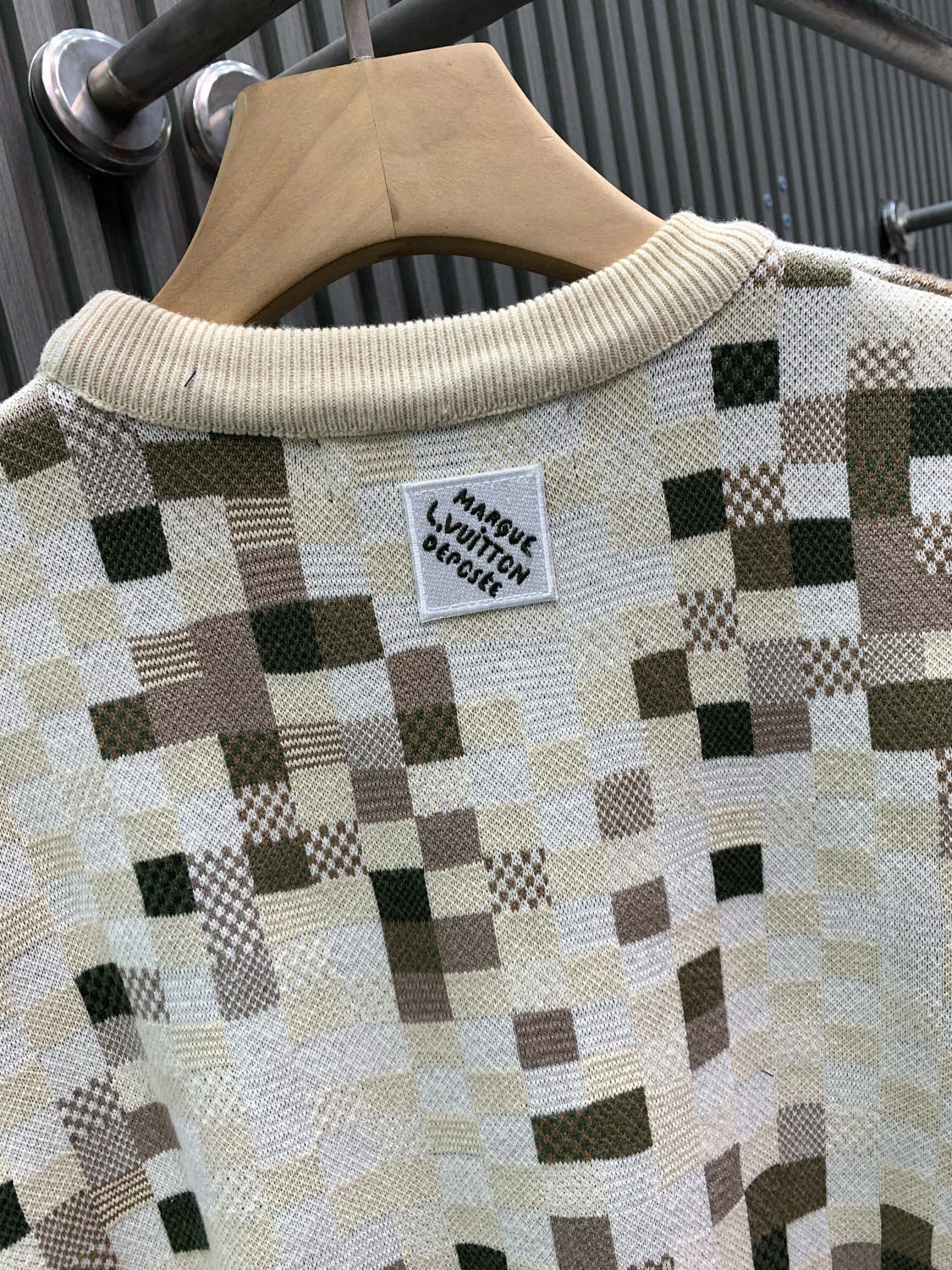 🅿️460 🀄️ Louis Vuitton Louis Vuitton 26 early spring new style LV Louis Vuitton camouflage checkerboard round neck pullover YB purchased the pattern. It is woven with 23 counts of combed cotton and 8 colors of yarn. The other 7 colors are custom dyed. The weaving piece is a 16-needle STOLL imported machine. The weaving time is 370 minutes/piece. 16-needle finer yarn is woven in 8 colors at the same time. Adding a variety of tissue jacquards increases the difficulty of the loom. There are many holes to sew with 22 stitches on the sewing plate. The embroidery requires secondary clamping. The collar, shirt legs and cuffs all need to be picked. The overall workmanship is very complicated. The embroidery is added with heat-capacitating glue and needs to be hot-glued to ensure quality. The checkerboard pattern needs to be positioned so the speed is slow. Each process of the whole garment is slow and time-consuming. Customized three-standard accessories are developed based on the original version. Same style for men and women. It is recommended to dry clean or machine wash the reverse side in cold water.